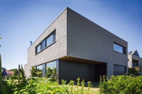 Houtskeletbouw in moderne stijl, halfopen bebouwing, grijze baksteen en HPL-platen van Trespa