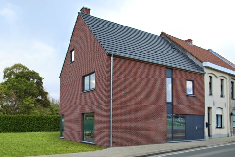 Moderne halfopen bebouwing gevel