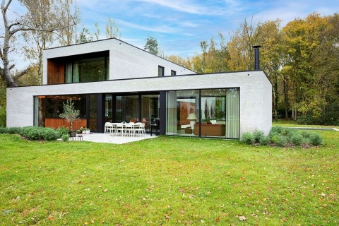 Vue arrière maison ossature bois moderne.