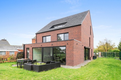Achterkant van een moderne en tijdloze woning van Dewaele Woningbouw