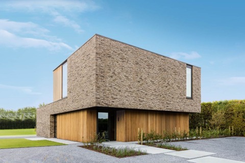 Moderne houtskeletwoning van Dewaele met gevel in baksteen en hout.