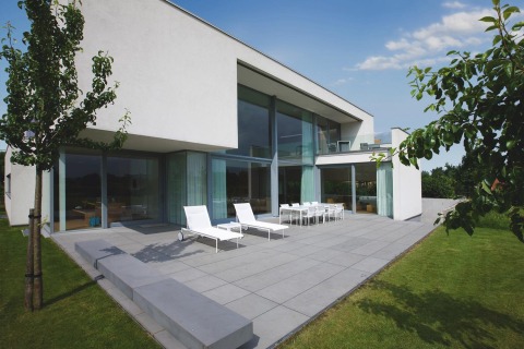 Moderne woning met witte crepi door Dewaele Woningbouw