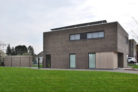 Moderne woning in houtskeletbouw met donkere gevelsteen