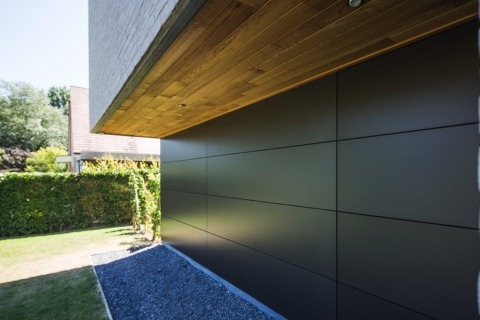 Houtskeletbouw in moderne stijl, halfopen bebouwing, grijze baksteen en HPL-platen van Trespa