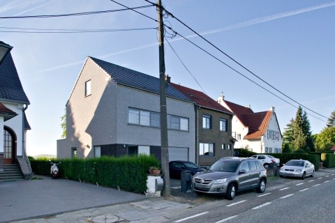 Moderne halfopen houtskeletbouw woning