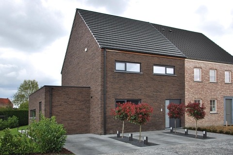 Halfopen bebouwing met donkere gevelsteen