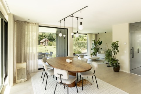 Binnenkijken in de leefruimte van moderne villa 