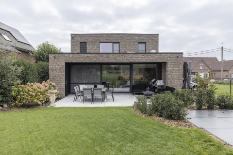 Realisatie van Dewaele Woningbouw - achterzijde van tijdloze woning in Wambeek