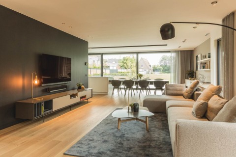 Gezellige leefruimte met zithoek en eettafel in kijkwoning.
