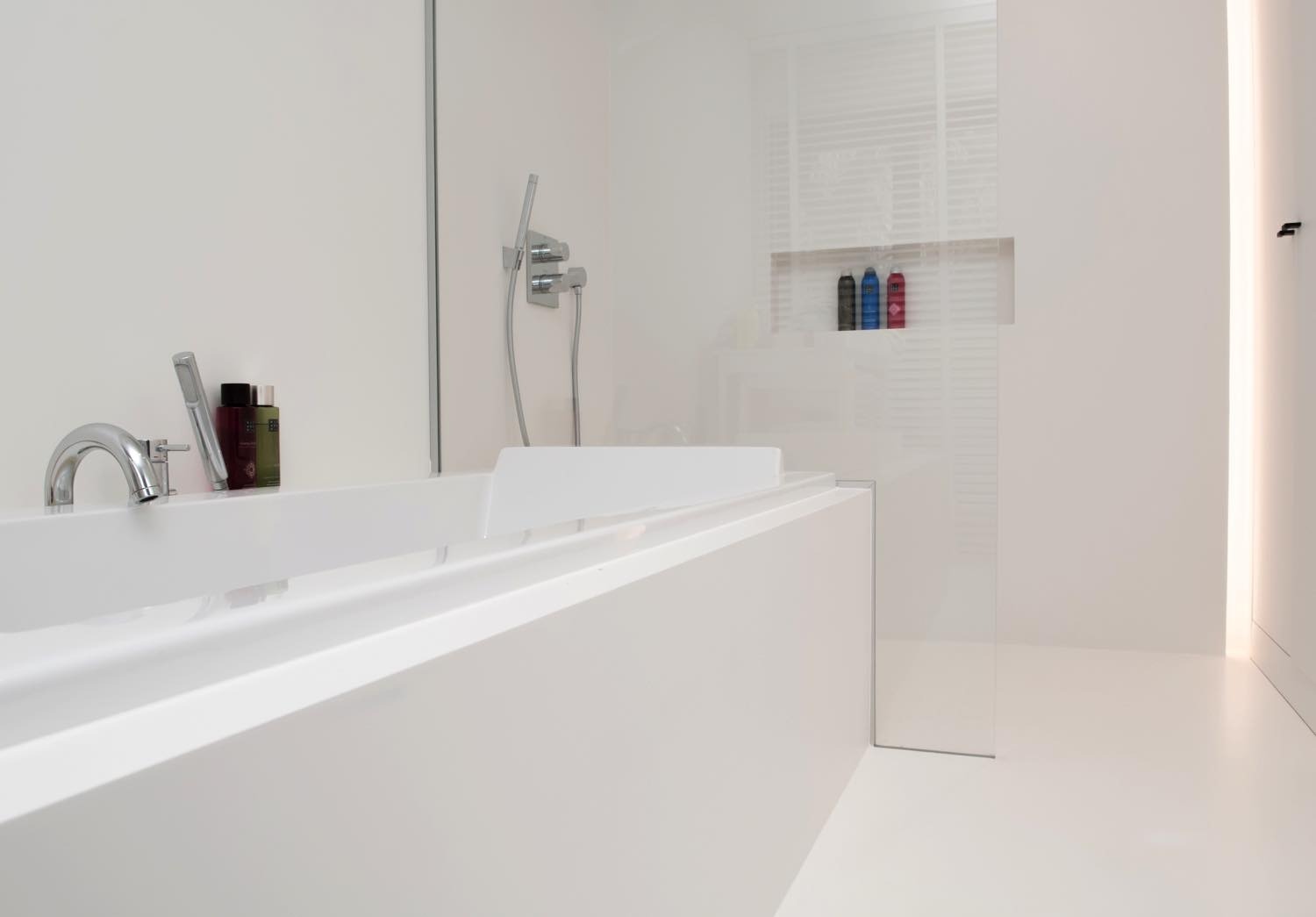 Salle de bain moderne blanc 