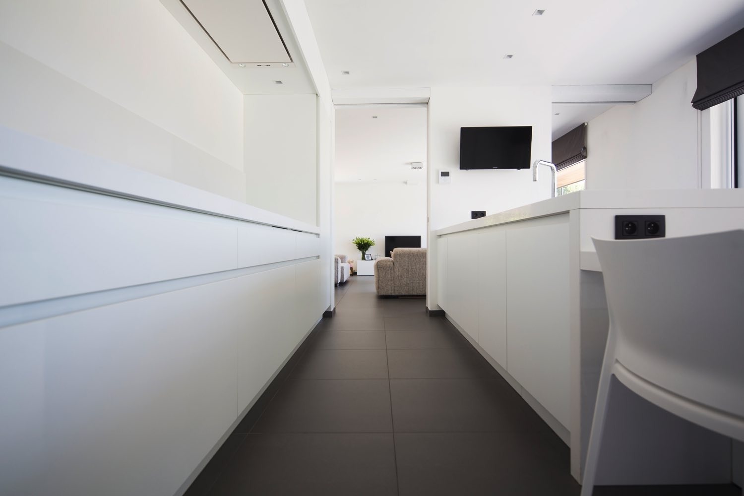 Modern interieur met witte keukenkasten