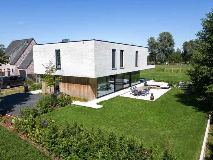 strakke woning - vooraanzicht drone