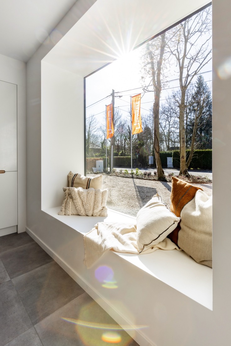 Nis met zitbank aan raam met warm edge afstandshouders