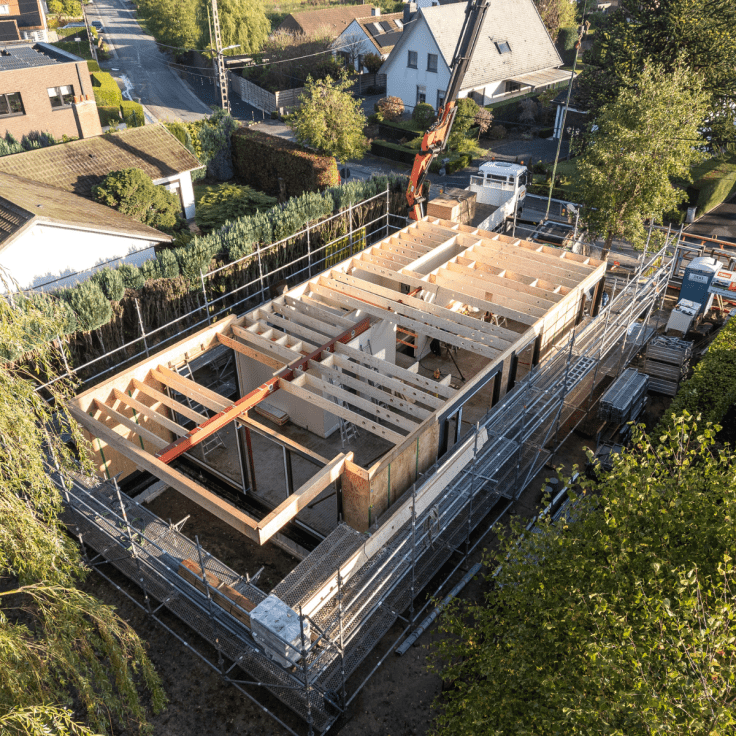 Luchtfoto van een woning in houtskeletbouw in opbouw