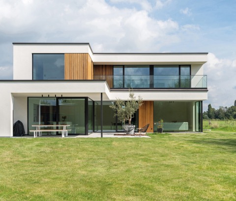 Achterkant van een moderne houtskeletbouwwoning met plat dak