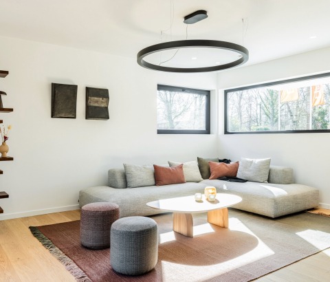 Ruime, heldere woonkamer met hoekzetel.
