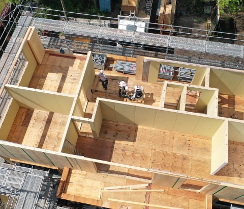 Photo aérienne d’une ossature bois en construction.